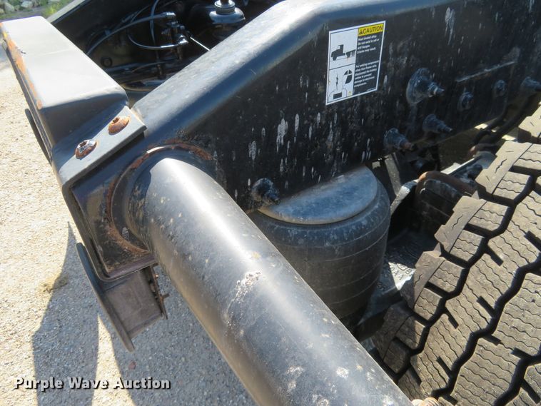 image for item DE6854 2013 Peterbilt 388 semi truck