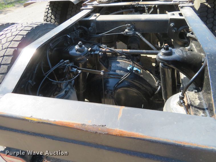 image for item DE6854 2013 Peterbilt 388 semi truck