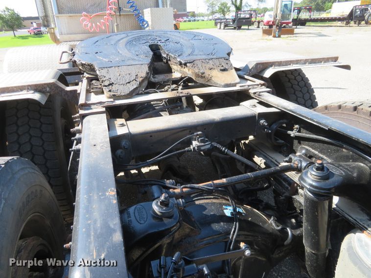 image for item DE6854 2013 Peterbilt 388 semi truck