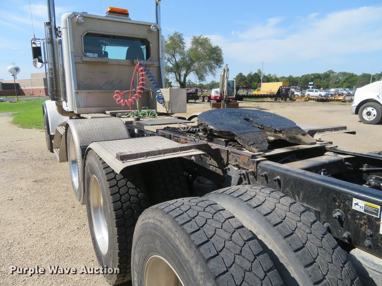 image for item DE6854 2013 Peterbilt 388 semi truck