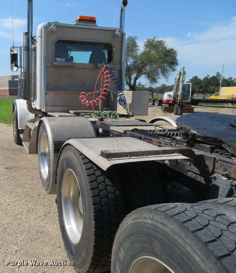 image for item DE6854 2013 Peterbilt 388 semi truck