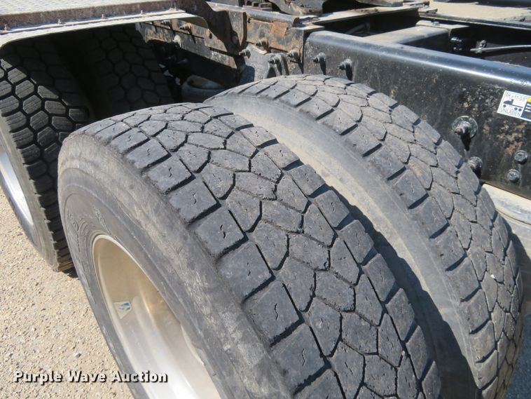 image for item DE6854 2013 Peterbilt 388 semi truck