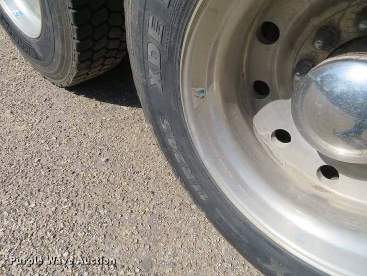 image for item DE6854 2013 Peterbilt 388 semi truck