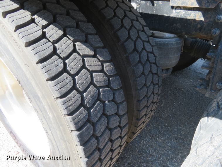 image for item DE6854 2013 Peterbilt 388 semi truck