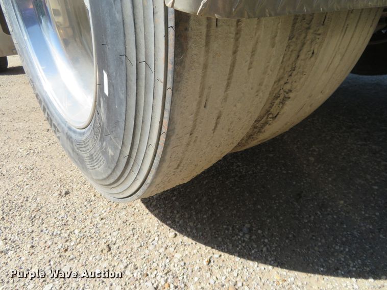 image for item DE6854 2013 Peterbilt 388 semi truck