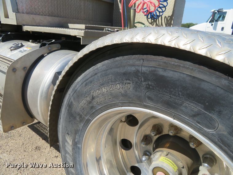 image for item DE6854 2013 Peterbilt 388 semi truck