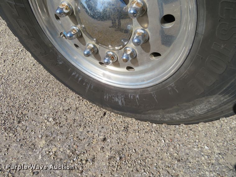 image for item DE6854 2013 Peterbilt 388 semi truck