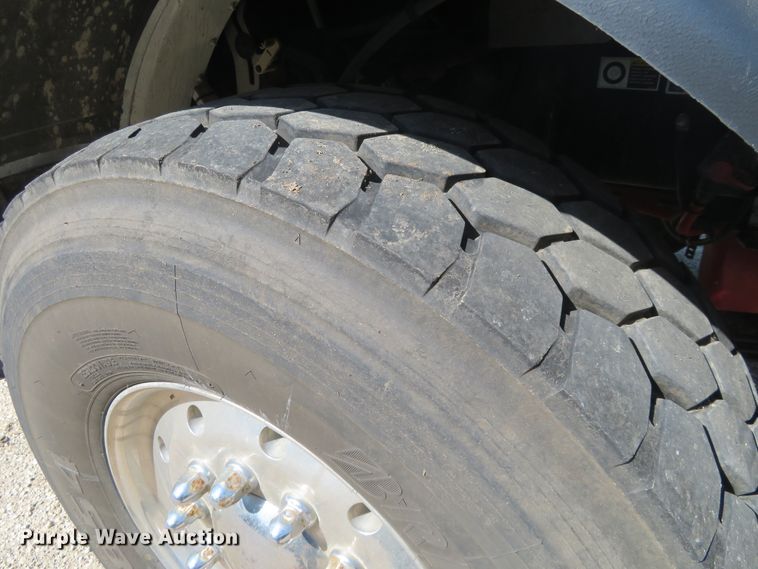 image for item DE6854 2013 Peterbilt 388 semi truck