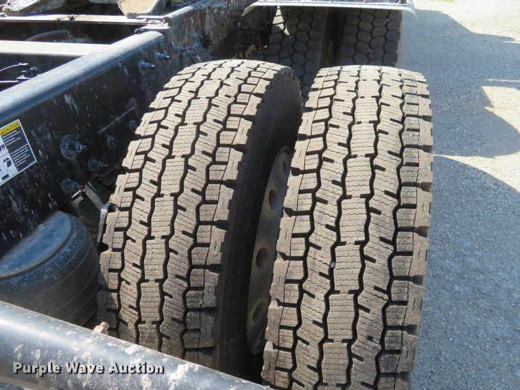 image for item DE6854 2013 Peterbilt 388 semi truck