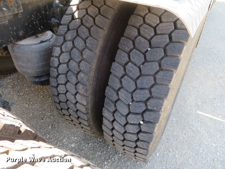 image for item DE6854 2013 Peterbilt 388 semi truck