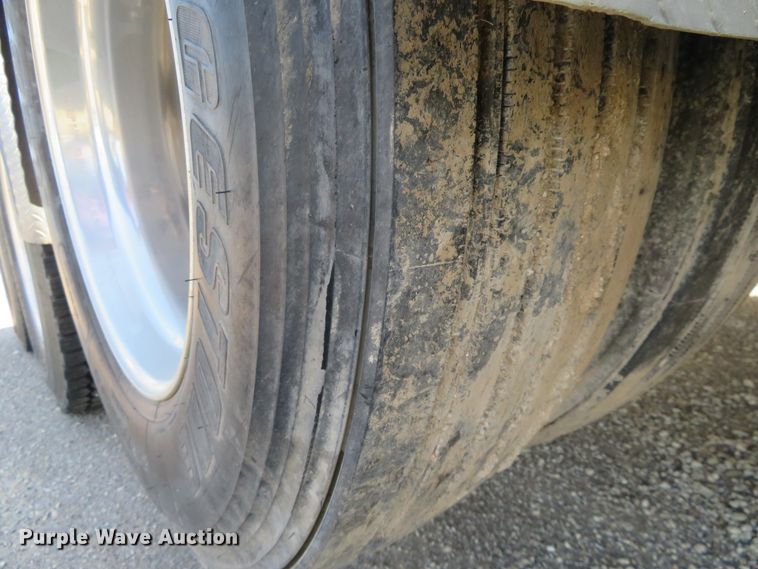 image for item DE6854 2013 Peterbilt 388 semi truck