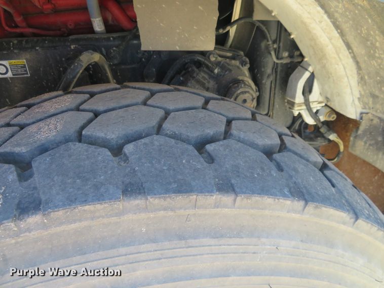 image for item DE6854 2013 Peterbilt 388 semi truck