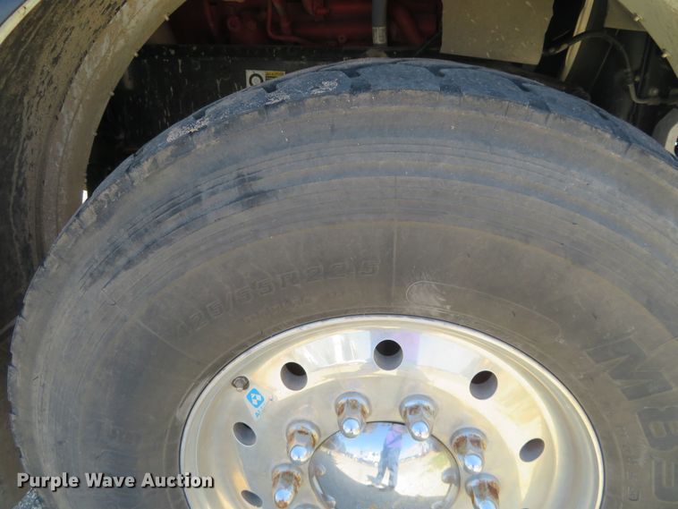 image for item DE6854 2013 Peterbilt 388 semi truck