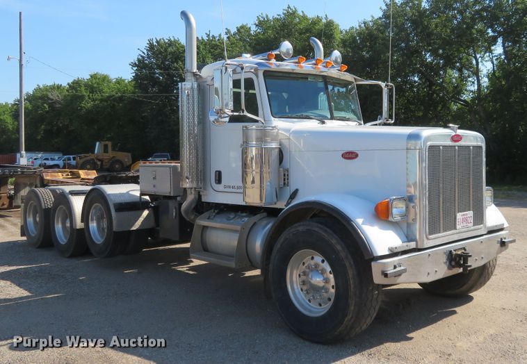 image for item DE6856 2007 Peterbilt 379 semi truck