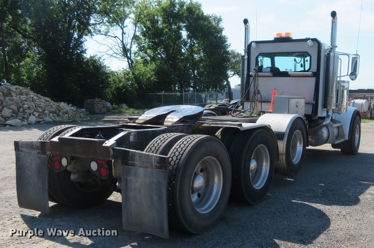 image for item DE6856 2007 Peterbilt 379 semi truck