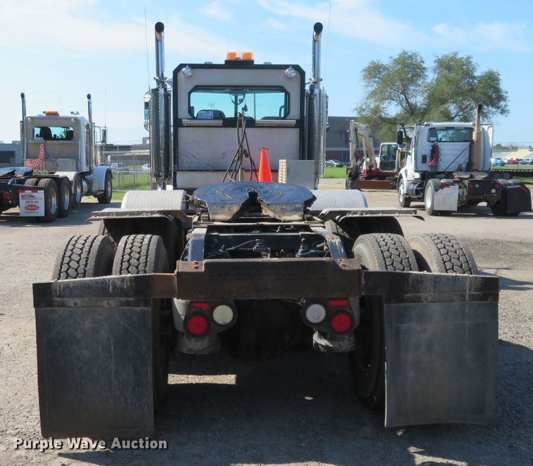 image for item DE6856 2007 Peterbilt 379 semi truck