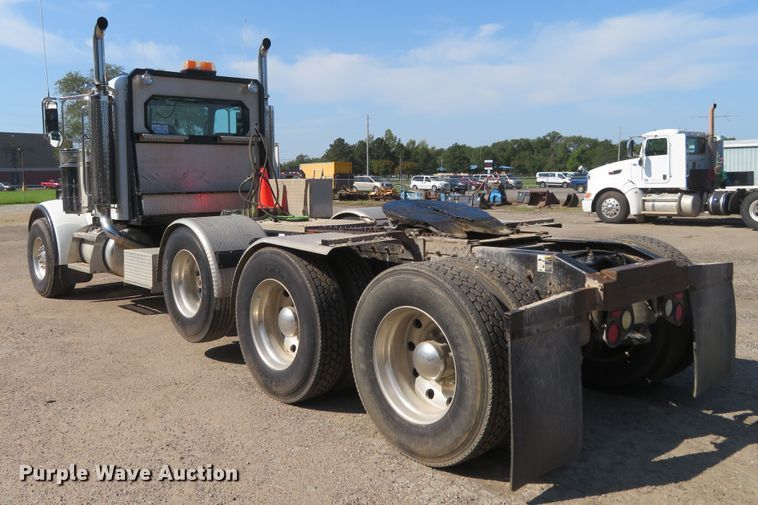 image for item DE6856 2007 Peterbilt 379 semi truck