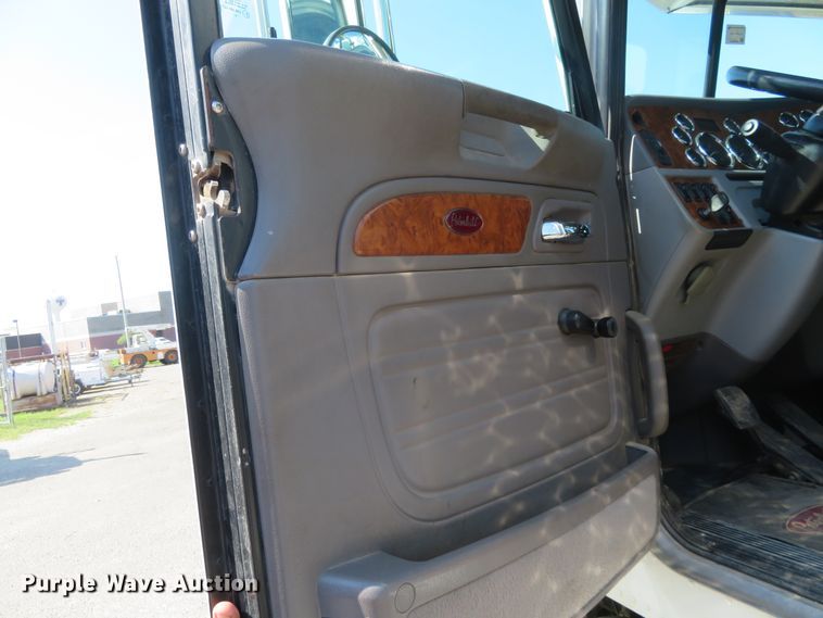 image for item DE6856 2007 Peterbilt 379 semi truck