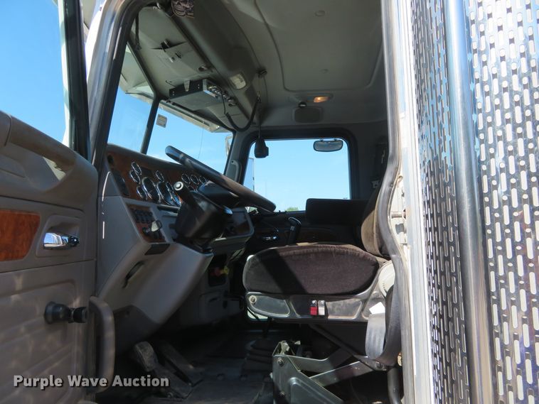 image for item DE6856 2007 Peterbilt 379 semi truck