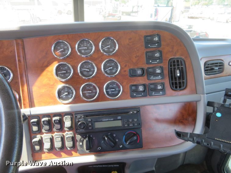 image for item DE6856 2007 Peterbilt 379 semi truck