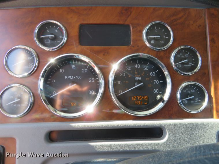 image for item DE6856 2007 Peterbilt 379 semi truck