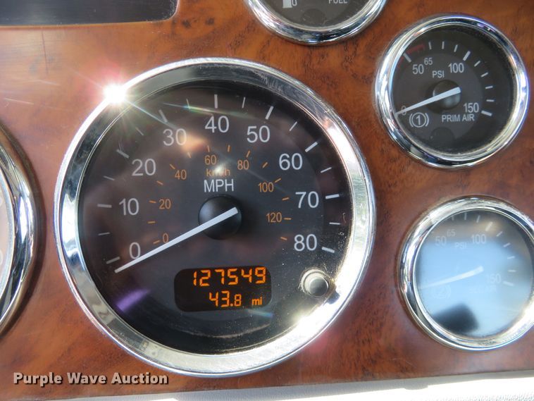 image for item DE6856 2007 Peterbilt 379 semi truck