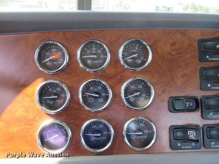 image for item DE6856 2007 Peterbilt 379 semi truck