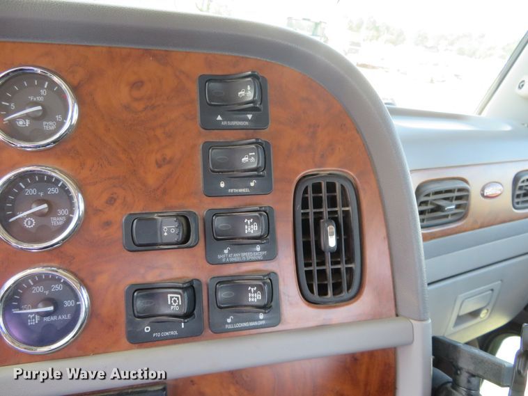 image for item DE6856 2007 Peterbilt 379 semi truck