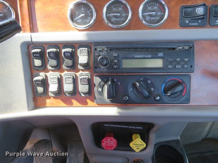 image for item DE6856 2007 Peterbilt 379 semi truck