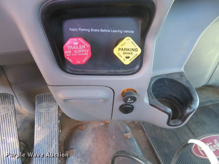 image for item DE6856 2007 Peterbilt 379 semi truck