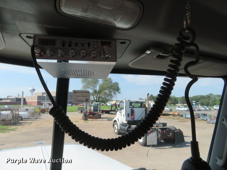 image for item DE6856 2007 Peterbilt 379 semi truck