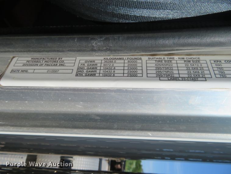 image for item DE6856 2007 Peterbilt 379 semi truck