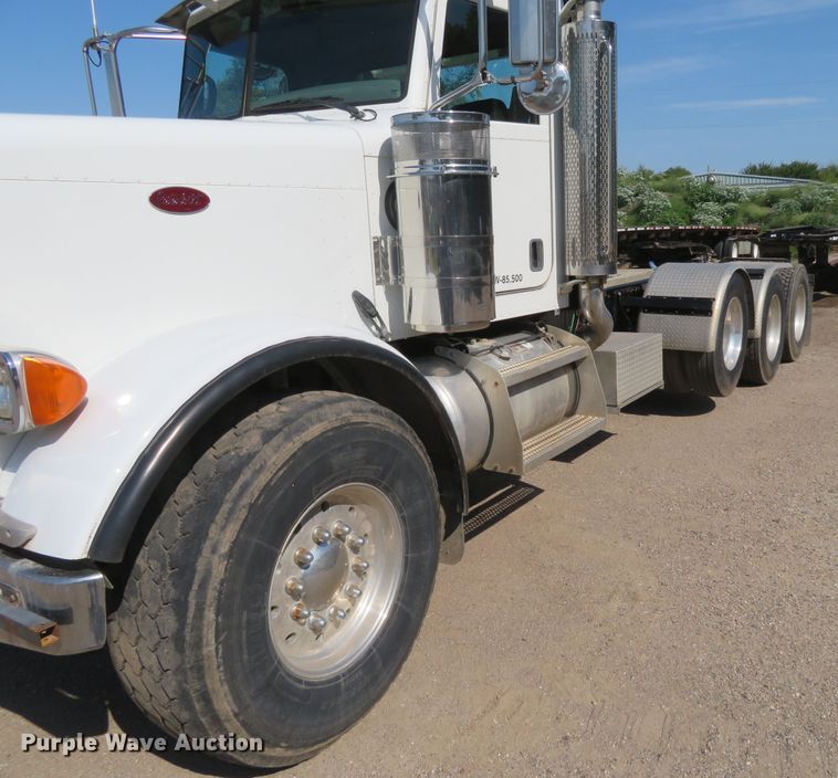 image for item DE6856 2007 Peterbilt 379 semi truck