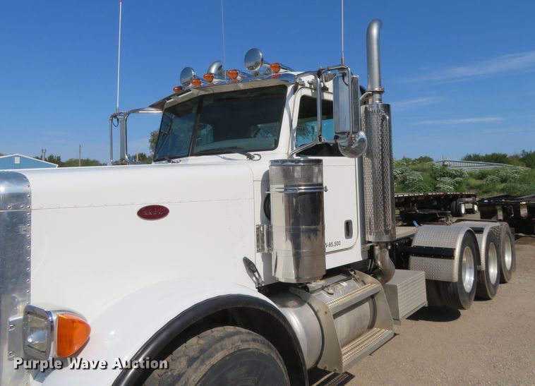 image for item DE6856 2007 Peterbilt 379 semi truck