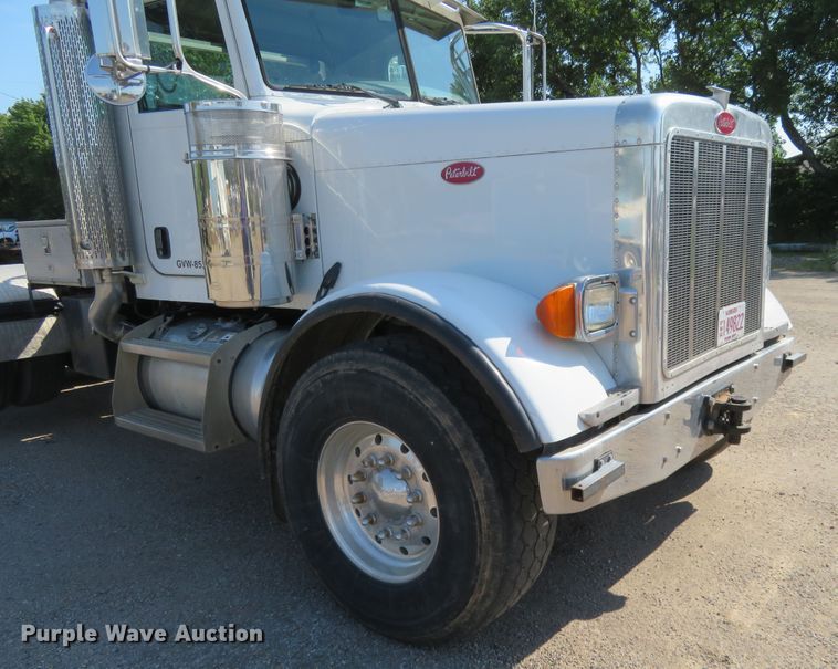 image for item DE6856 2007 Peterbilt 379 semi truck