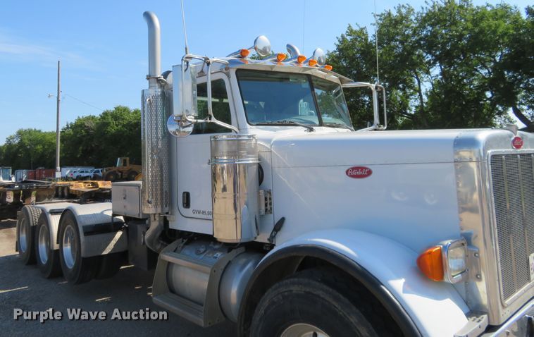 image for item DE6856 2007 Peterbilt 379 semi truck