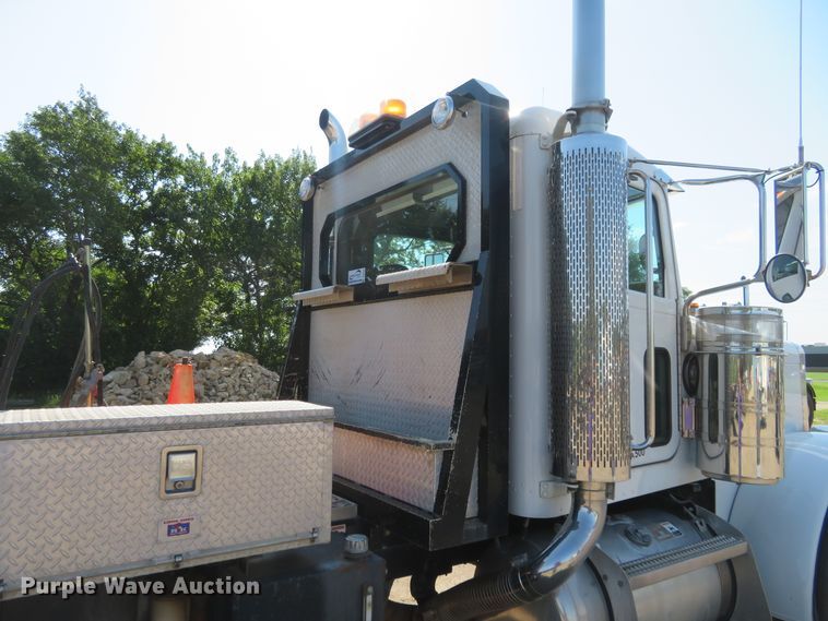 image for item DE6856 2007 Peterbilt 379 semi truck
