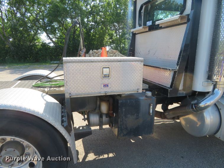 image for item DE6856 2007 Peterbilt 379 semi truck