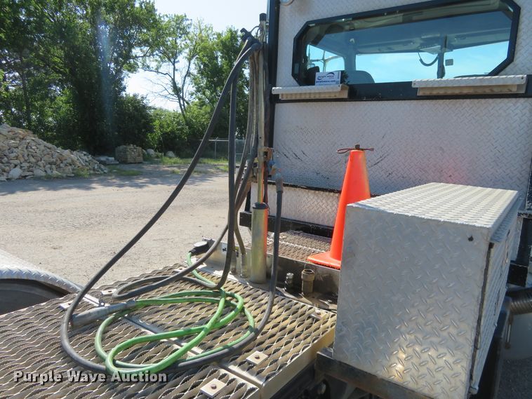 image for item DE6856 2007 Peterbilt 379 semi truck