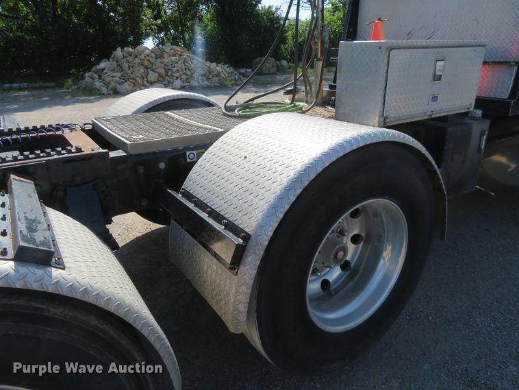 image for item DE6856 2007 Peterbilt 379 semi truck