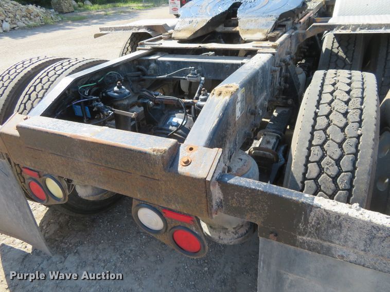 image for item DE6856 2007 Peterbilt 379 semi truck