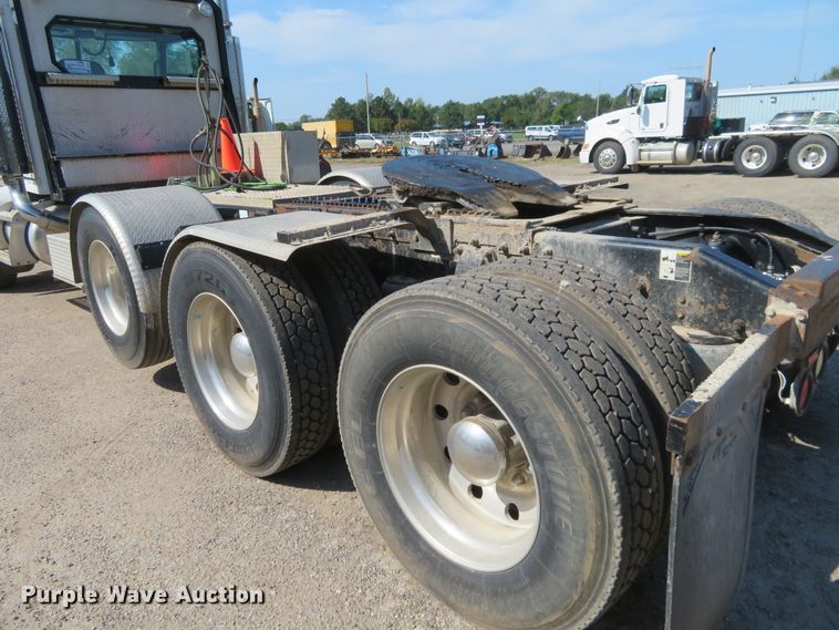 image for item DE6856 2007 Peterbilt 379 semi truck