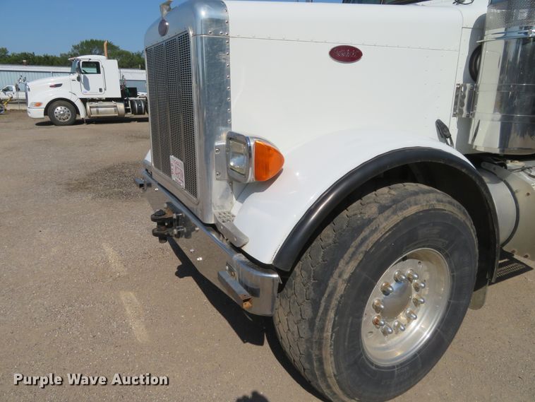 image for item DE6856 2007 Peterbilt 379 semi truck