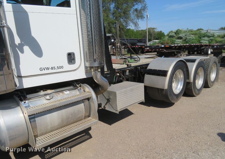 image for item DE6856 2007 Peterbilt 379 semi truck