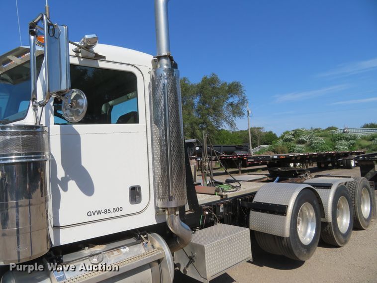 image for item DE6856 2007 Peterbilt 379 semi truck