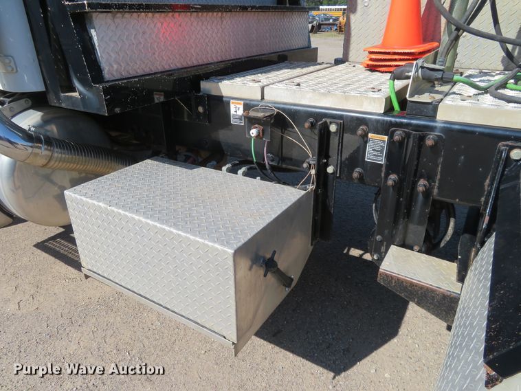 image for item DE6856 2007 Peterbilt 379 semi truck