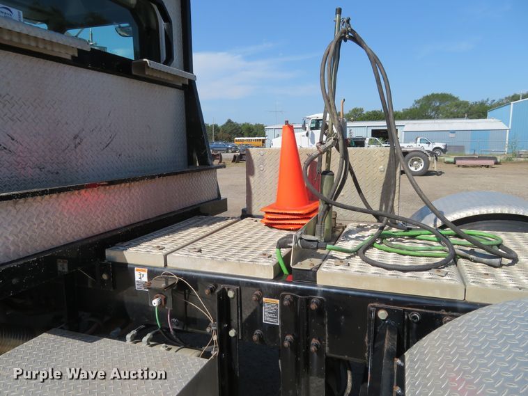 image for item DE6856 2007 Peterbilt 379 semi truck