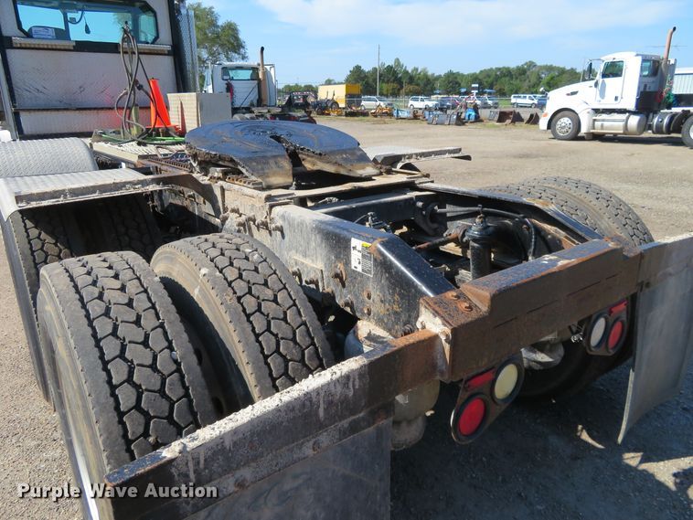 image for item DE6856 2007 Peterbilt 379 semi truck