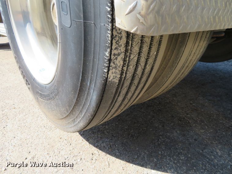 image for item DE6856 2007 Peterbilt 379 semi truck