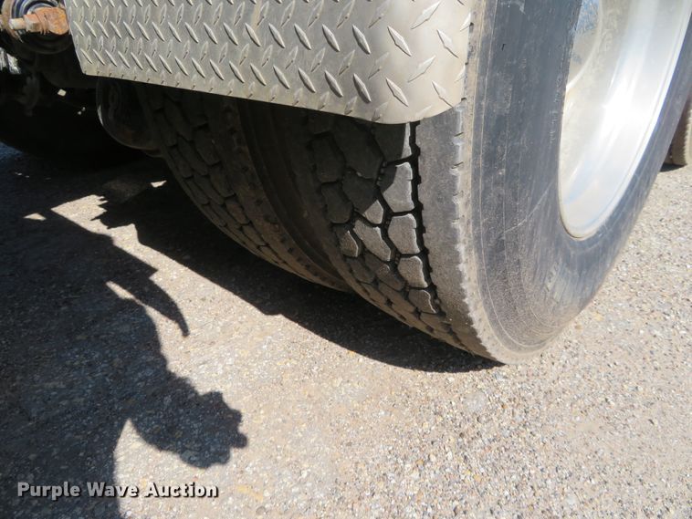 image for item DE6856 2007 Peterbilt 379 semi truck